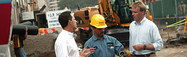 Our New York regional director Andy Darrell (right) helped launch retrofit programs to clean up old diesel engines like these at Ground Zero. EDF's Andy Darrell talks with workers