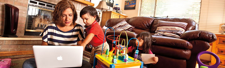 Blogger Roxana Soto with laptop and kids