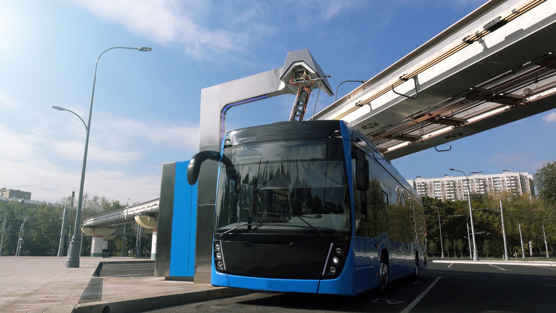 An electric hybrid bus stops to charge