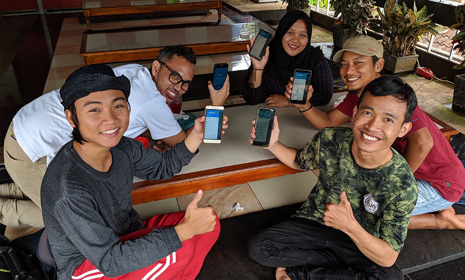 Indonesian catch monitors using FisheriesApp to collect and transmit fisheries data.