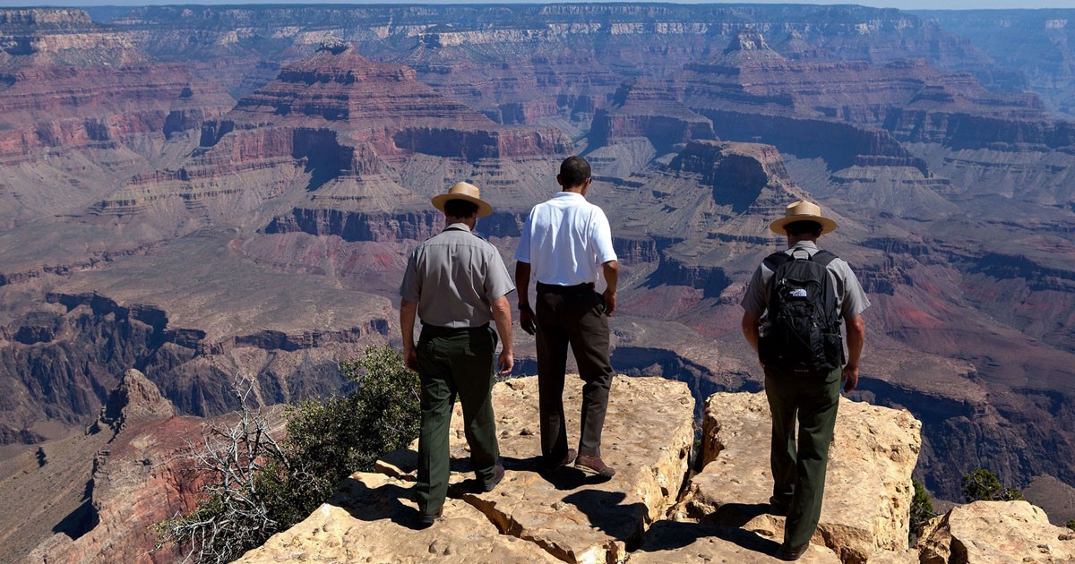 PRES BARACK OBAMA LOOKS OUT AT GRAND CANYON 8X10 PHOTO