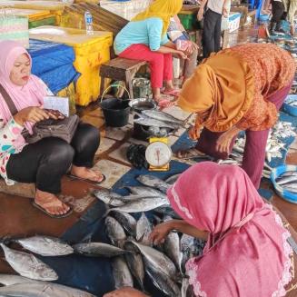 Women fishers sort their catch