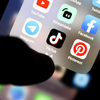 Streamlabs, TikTok, Twitter, Telegram, Facebook, YouTube and Pinterest app icons are displayed on a smartphone screen