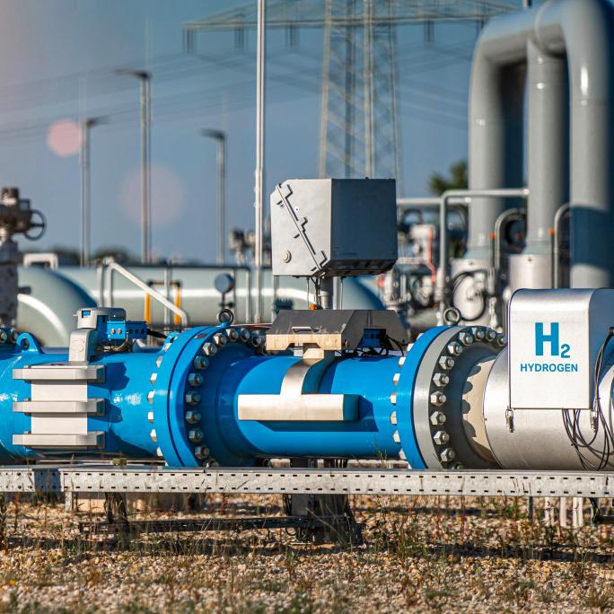 Blue hydrogen tank with "H2 Hydrogen" on it