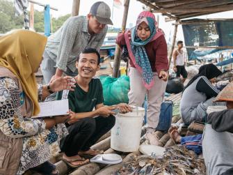 Blue swimming crab fishers in Indonesia work together to measure and log their catches