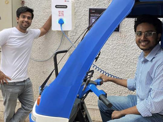 Kazam cofounders Akshay Shekhar (seated) and Vaibhav Tyagi are helping to build the hardware and software needed to charge EVs across India. (techobserver.in)